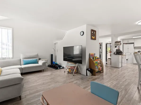 98-360 Koauka Loop APT 206, Aiea, HI 96701