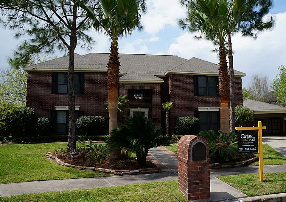 Front of house in Cul-de-sac