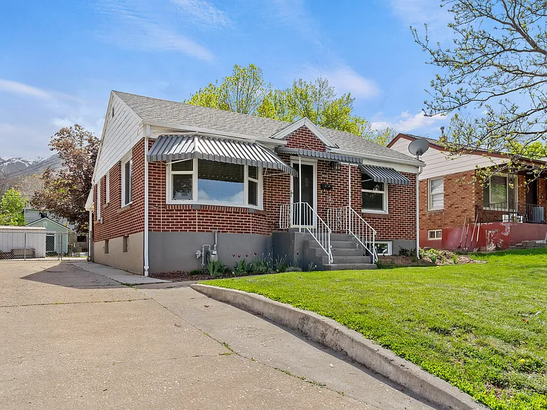 3846 S Madison Ave — Photo 2