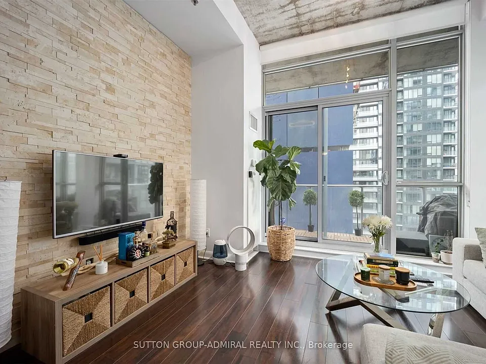 375 King St W #1604