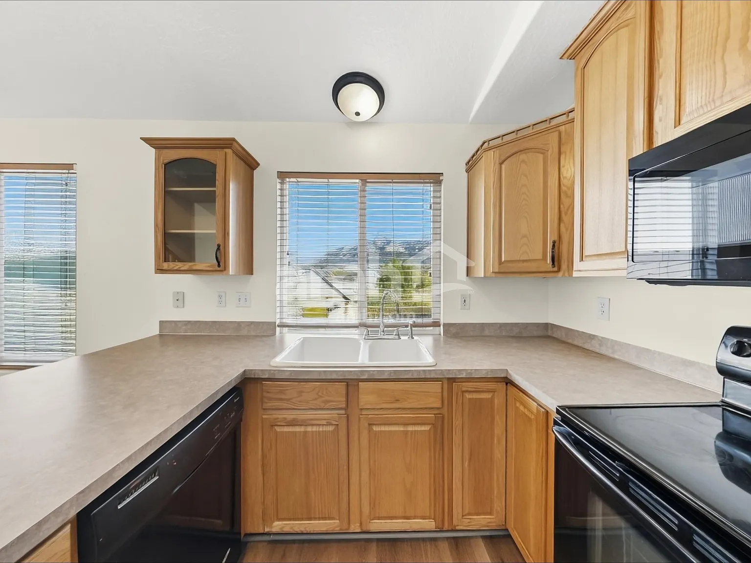 4 bed, 3.0 bath, 1710 sqft, $2,310 — Photo 4