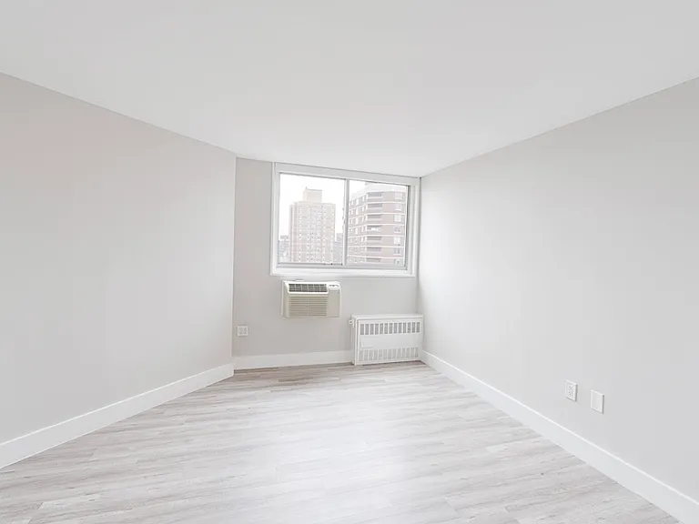 500 2nd Ave #19F — Photo 3
