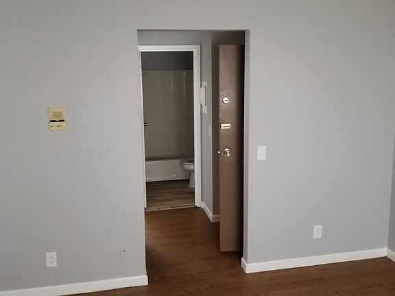5th image of 4308 Hamilton Ave #3
