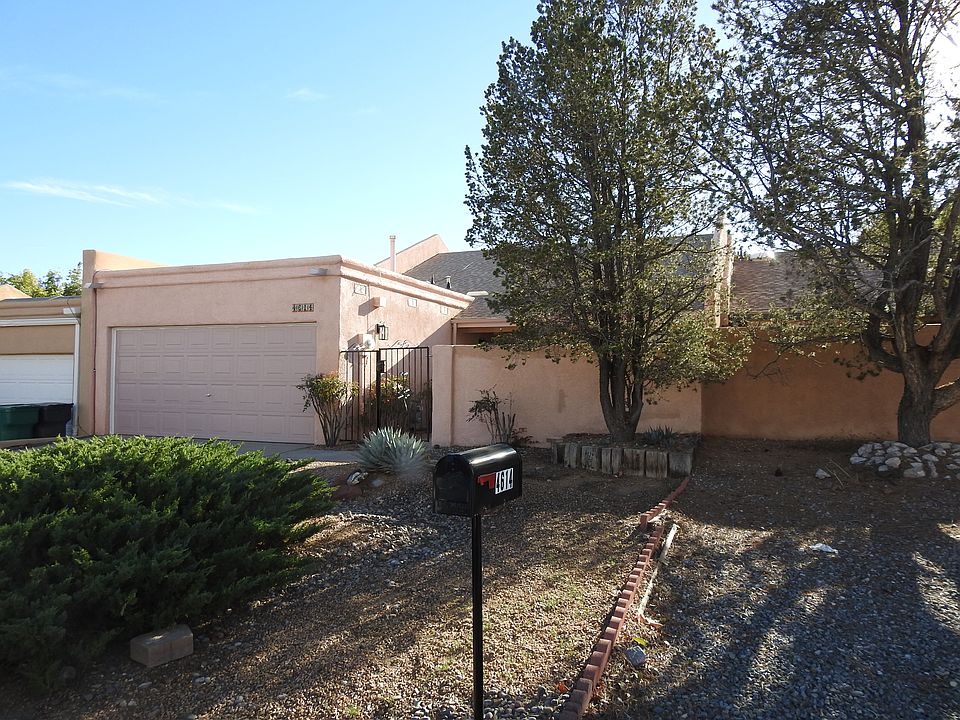 This charming townhome is situated on a tranquil street. The property features a picturesque southwest landscape.