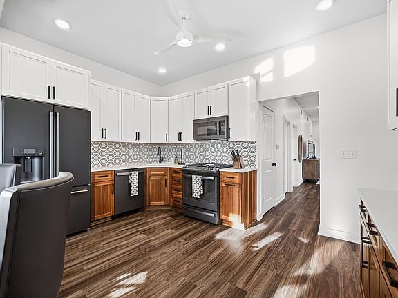 3rd image of 1654 Indianapolis Blvd