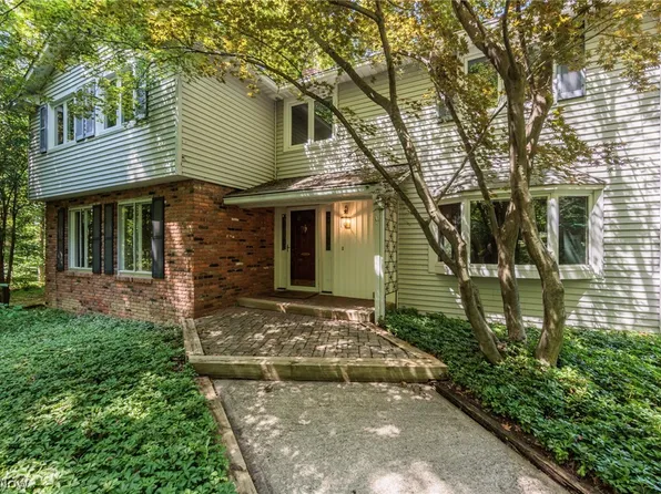 7859 Sugarbush Ln, Gates Mills, OH 44040