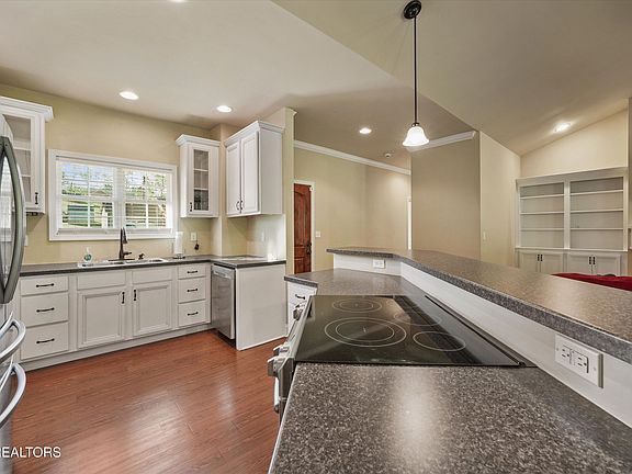 3rd image of 174 Zoe Cir