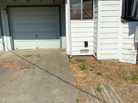 3rd image of 831 Oak St W #403-5.5-403