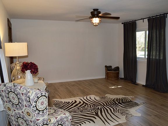 4th image of 8907 Midway Dr