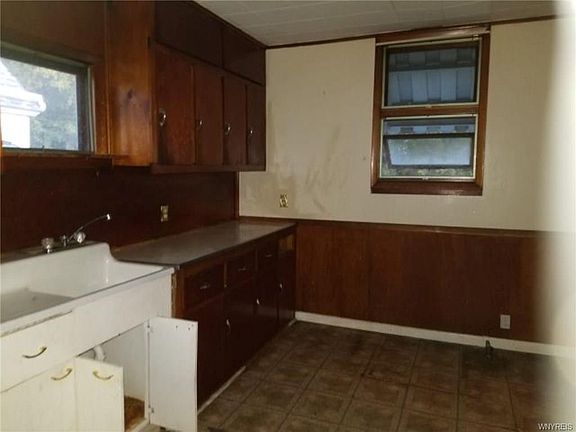4th image of 141 Grote St