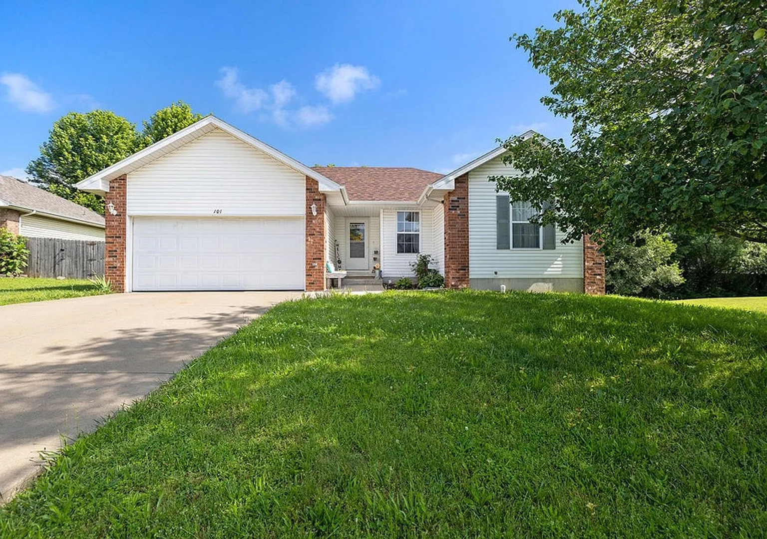 3 Bedroom Home for Lease in Clever! Available for November 1st Move-in — Photo 1