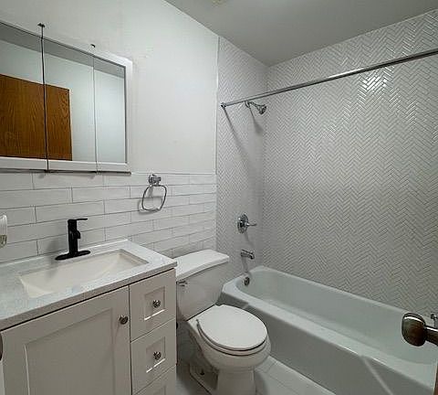 4th image of 1993 3rd Ave APT 3