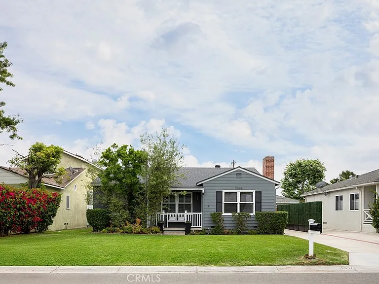 2662 Riverside Dr — Photo 1