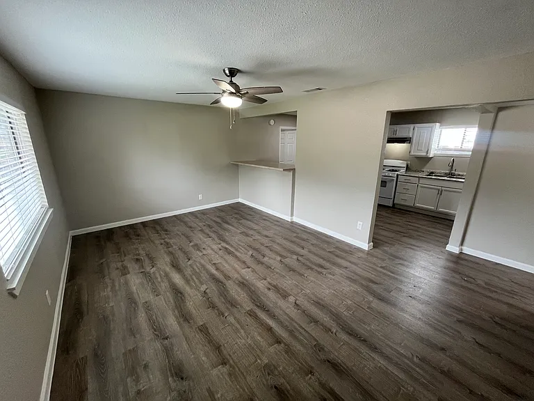112 Derby Ln — Photo 4