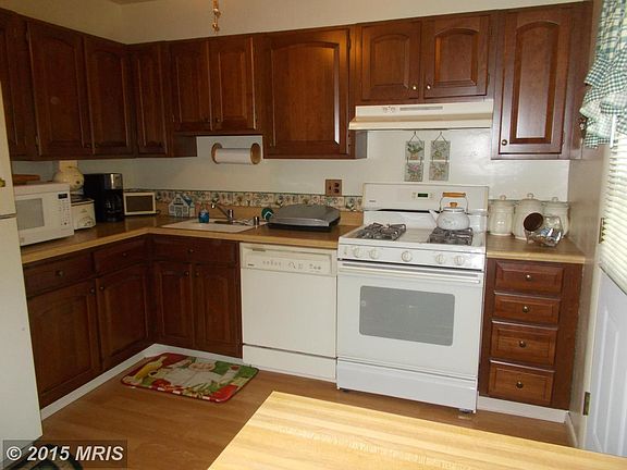 5th image of 523 Chalet Dr W