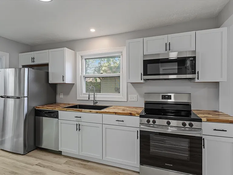 1902 E Ewing Ave — Photo 5