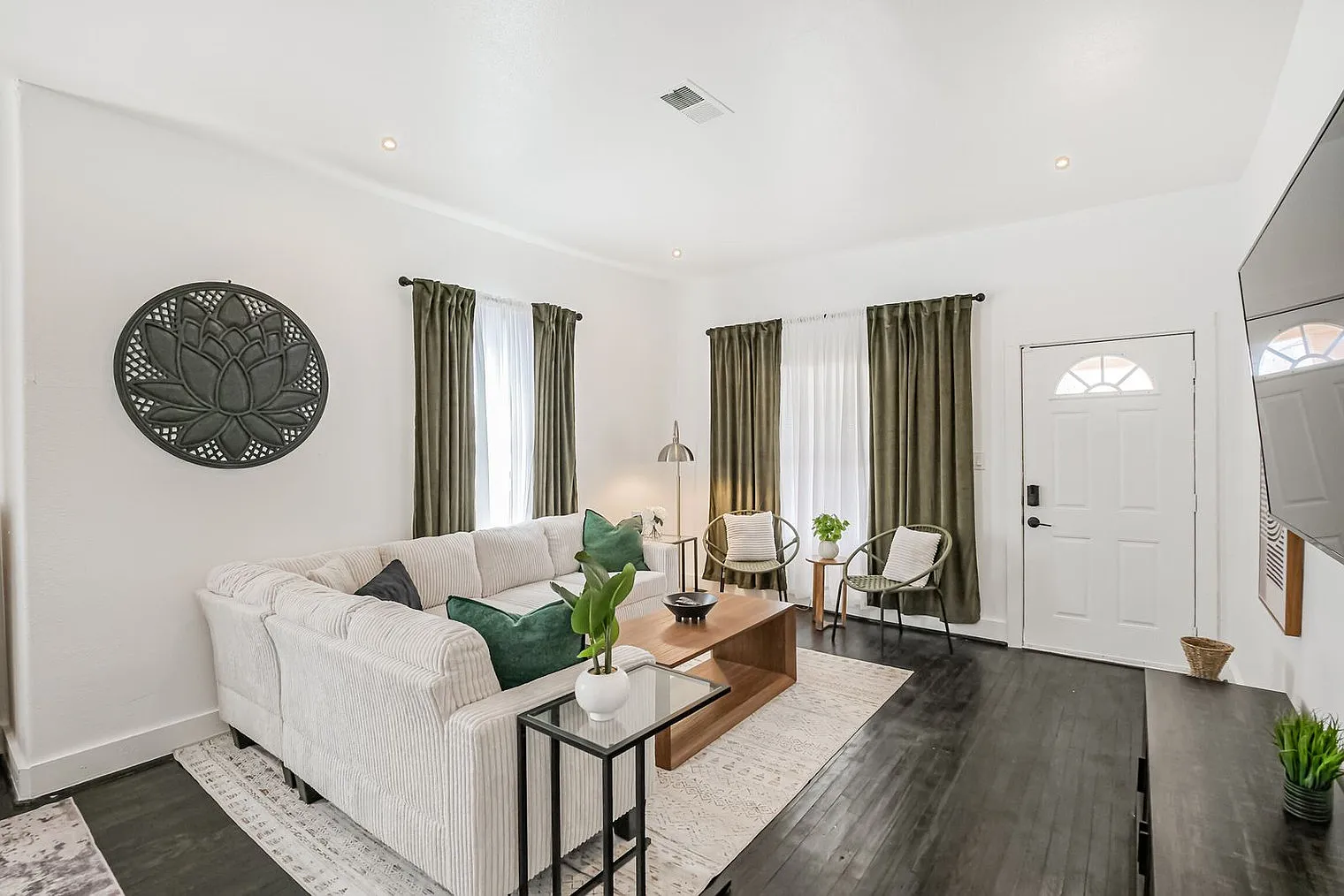3 bed, 2.0 bath, 1334 sqft, $3,138 — Photo 1
