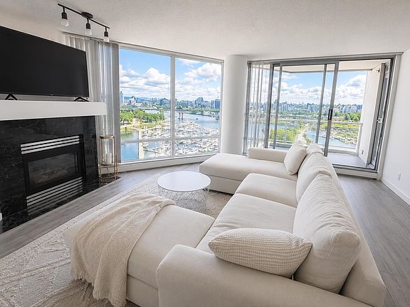 3rd image of 1201 Marinaside Cres #1005