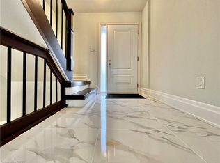 1532 Lancaster Dr #41, Oakville, ON L6H 2Z3