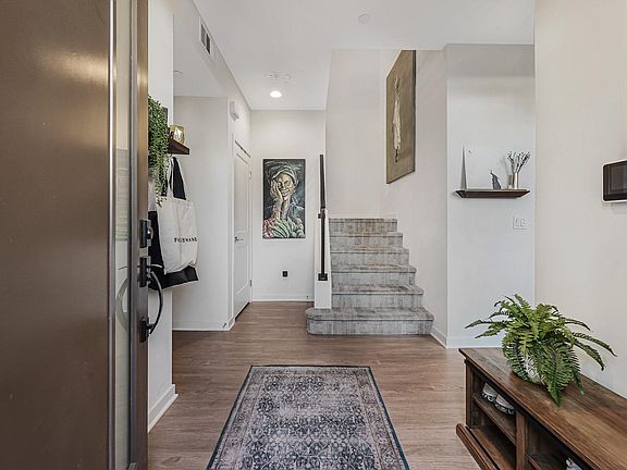 3rd image of 3014 Marathon St