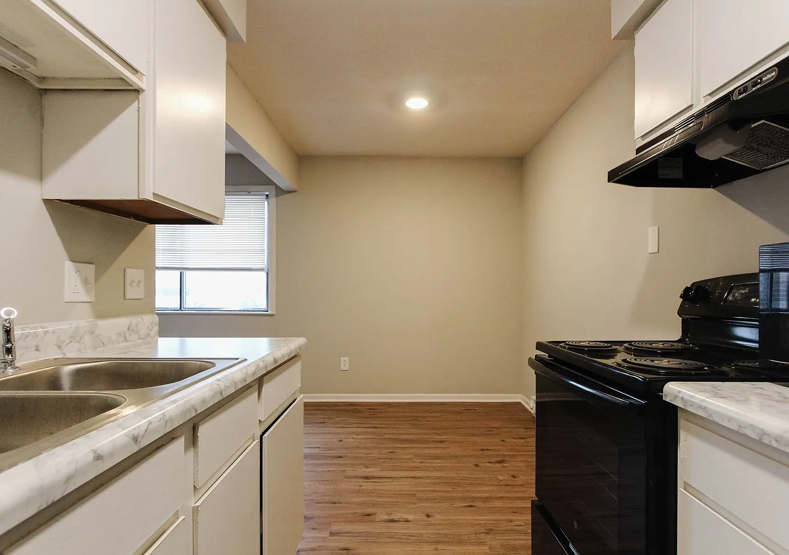Fully Renovated 2 Bedroom Apartments! Pet Friendly! On-Site Laundry! — Photo 3