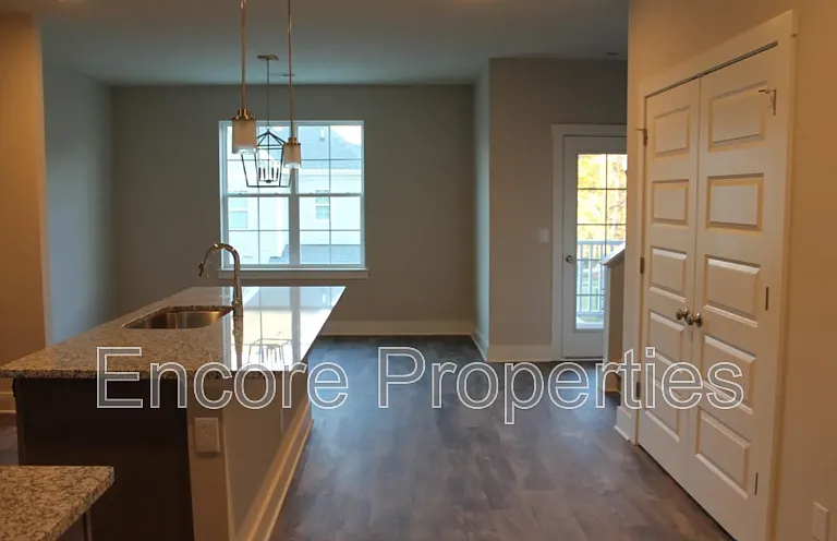 825 S Franklin St — Photo 2