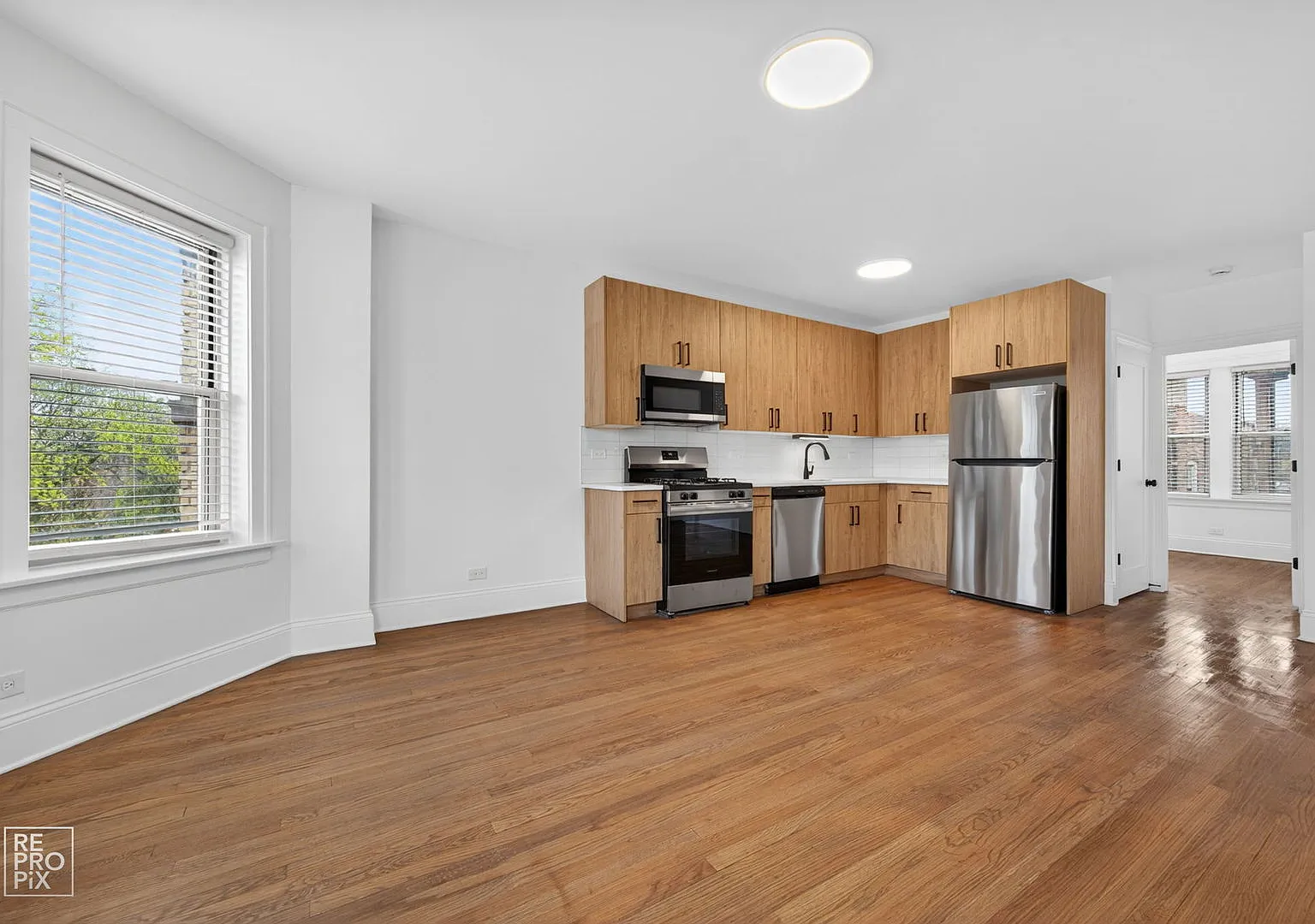 6308 N Artesian Ave — Photo 3