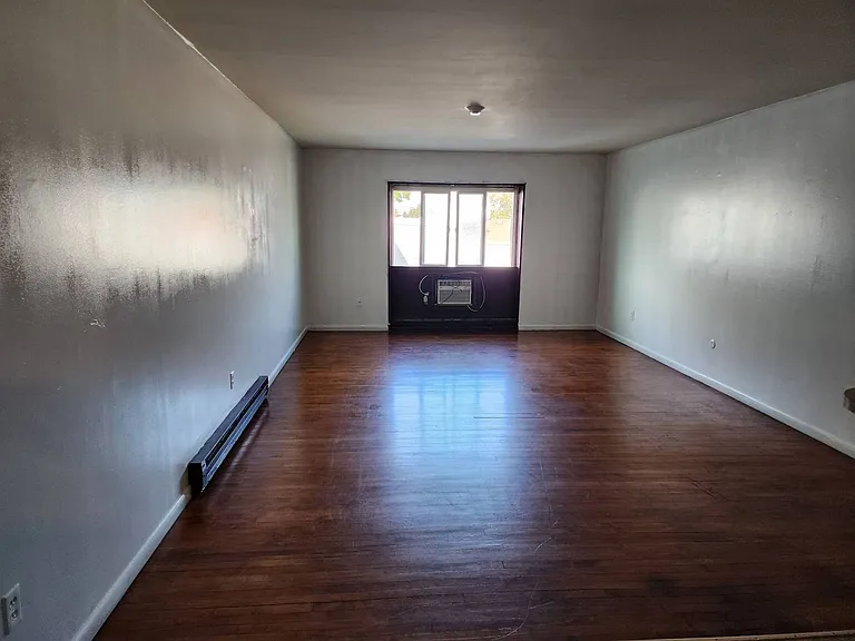 1217 Moss St — Photo 5