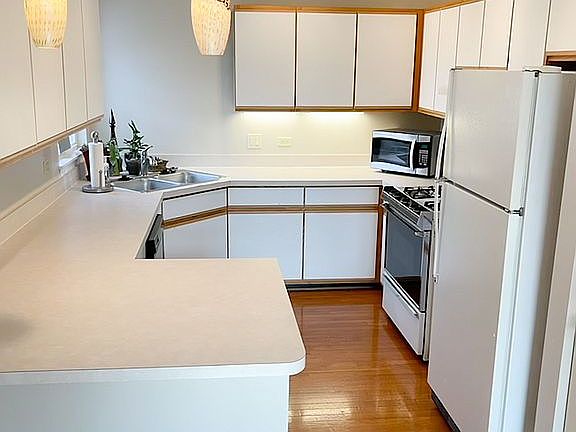 4th image of 1096 Kingston Ct