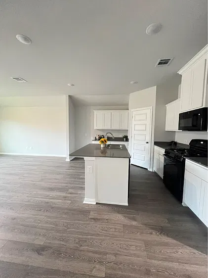 4 bed, 1798 sqft, $1,999 — Photo 3