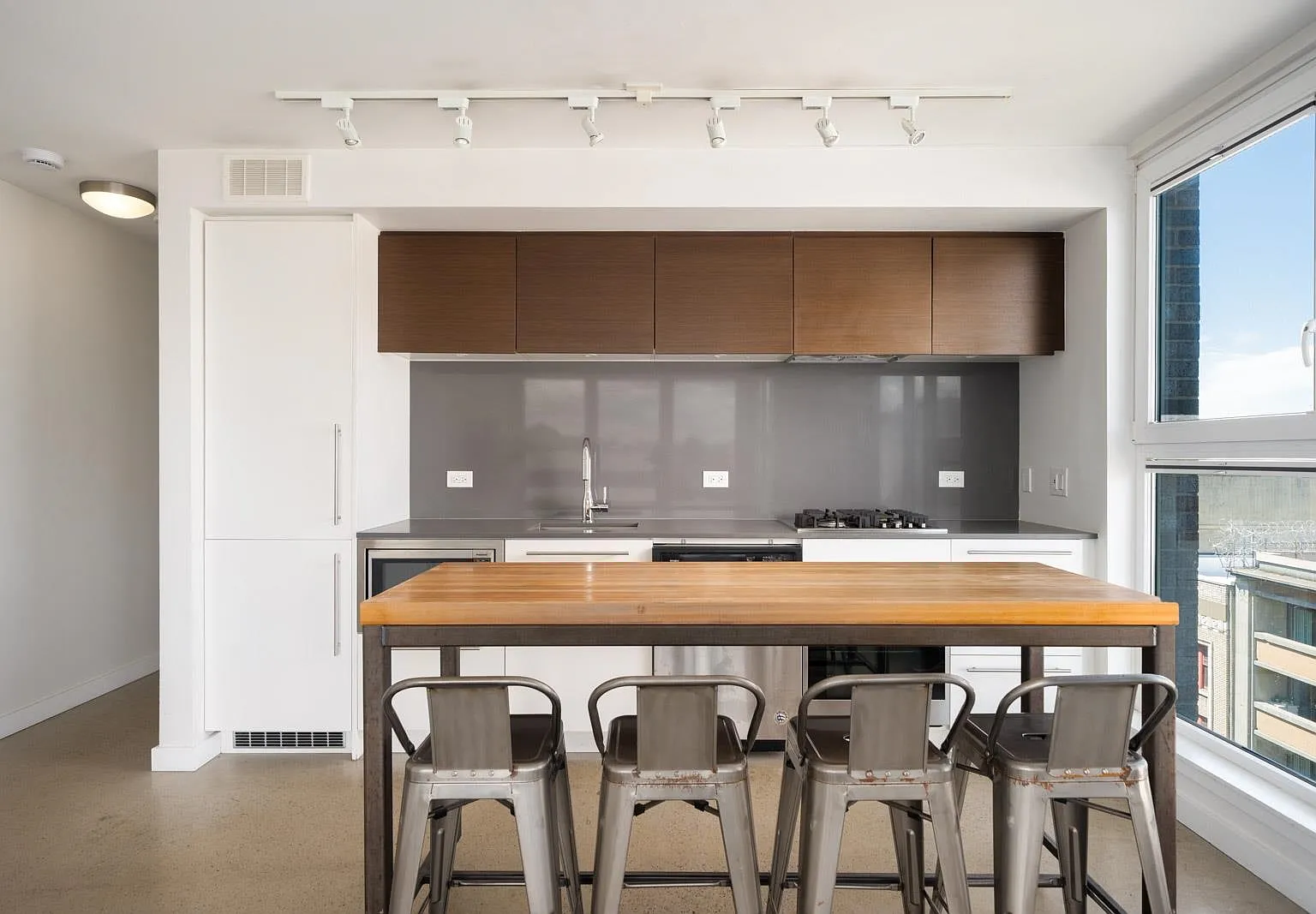 2 bed, 747 sqft, $2,450 — Photo 2