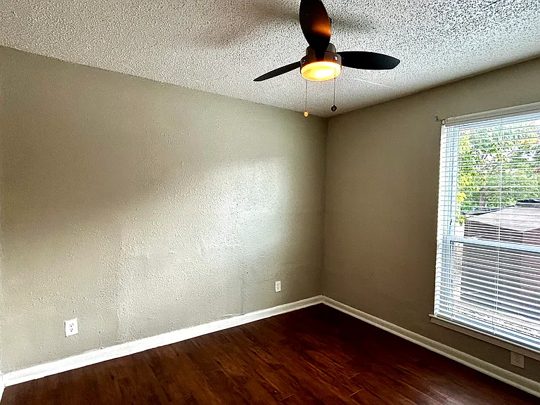 2401 Manor Rd #112 — Photo 16
