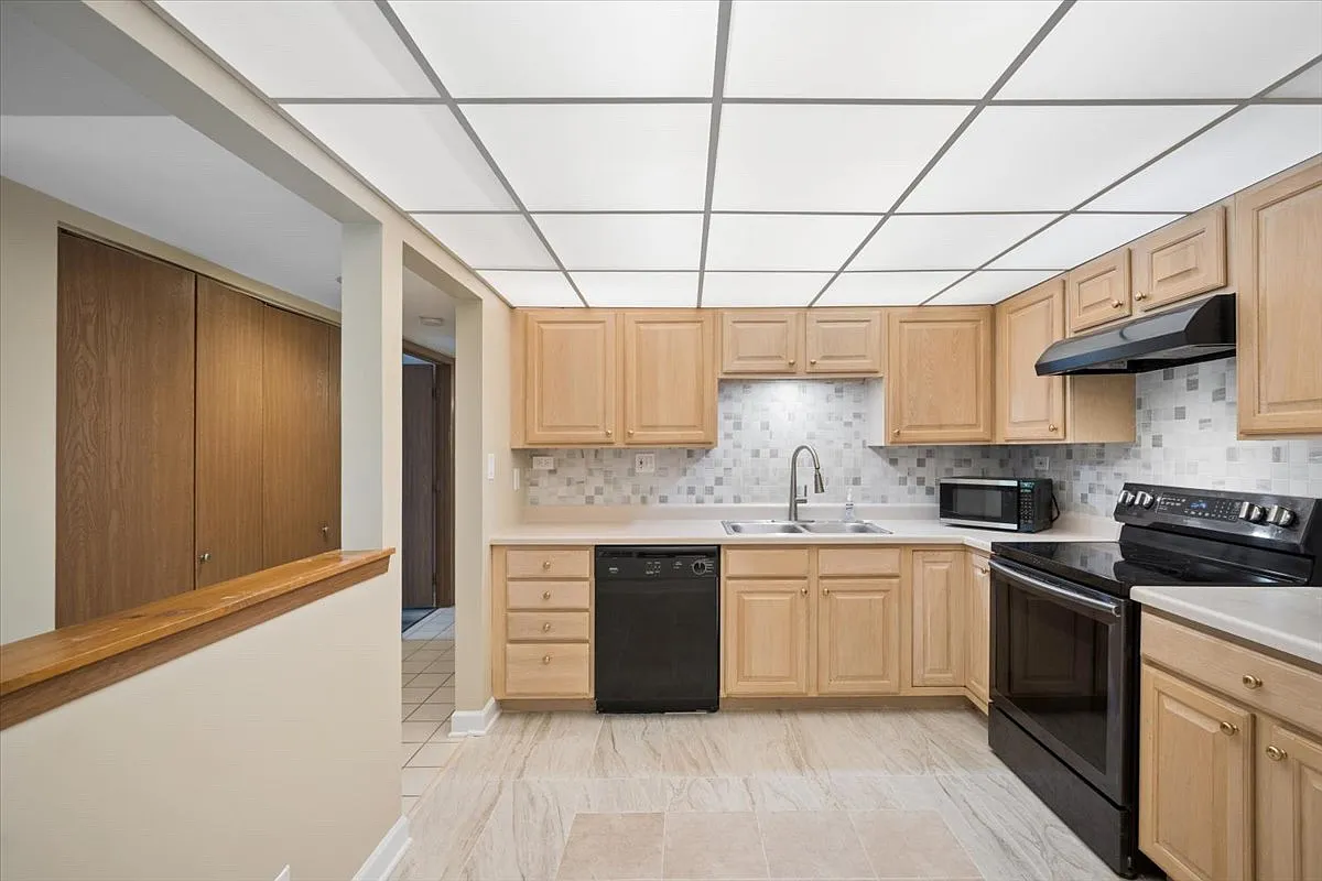2 bed, 1365 sqft, $2,000 — Photo 4