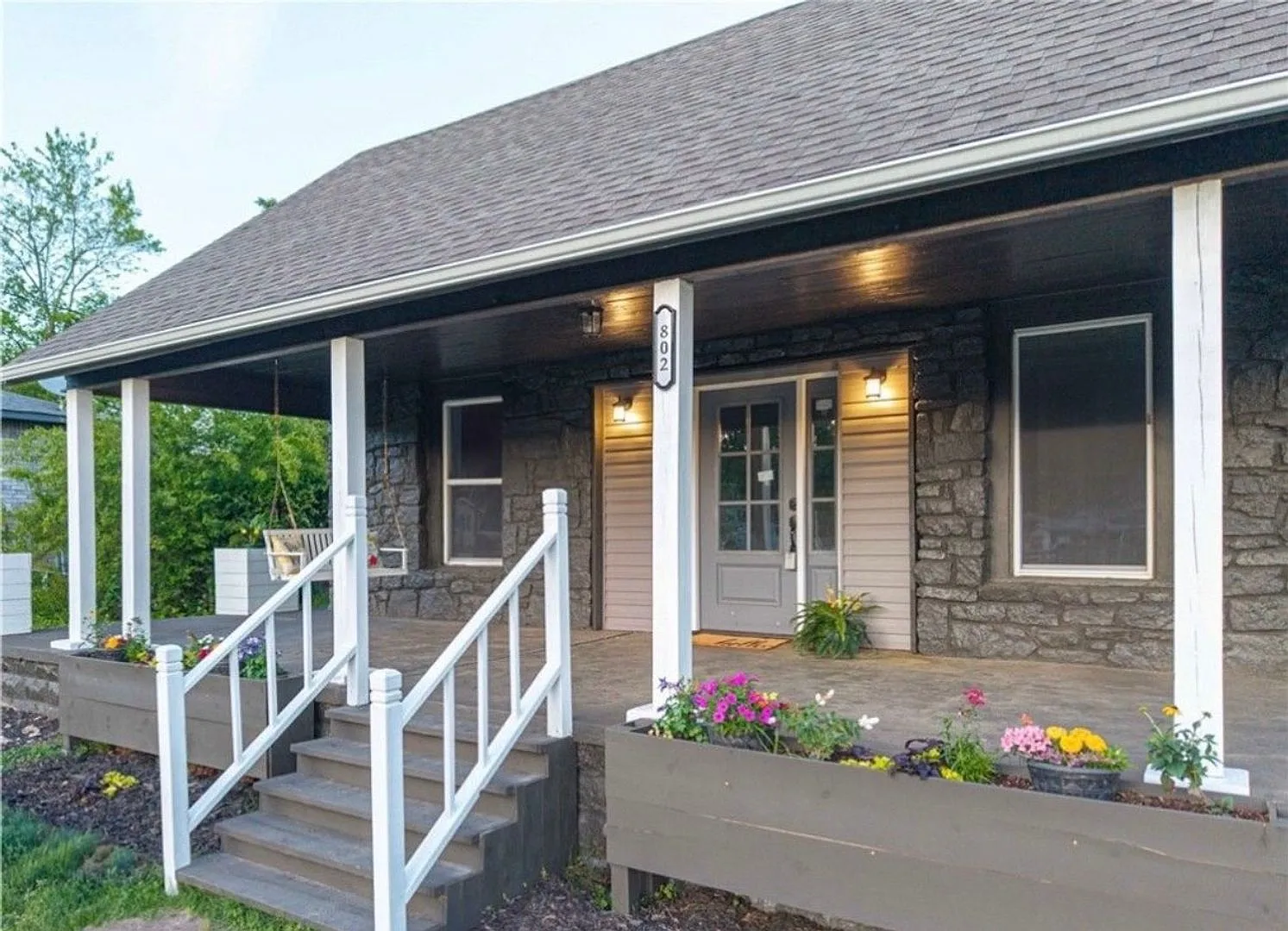 Quiet Comfort: Charming 3 Bed, 2.5 Bath Home in Van Buren — Photo 2