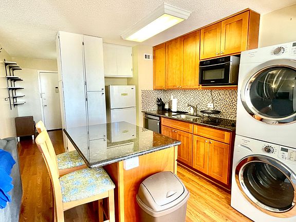 4th image of 818 S King St APT 906
