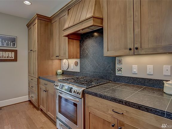 5th image of 328 Ericksen Ave NE