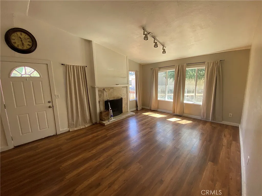 3 bed, 1.5 bath, 1080 sqft, $2,100 — Photo 3