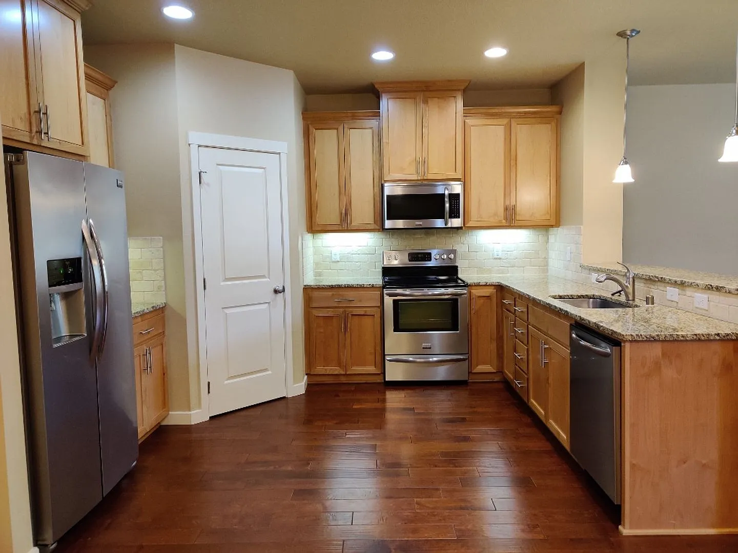Modern 3BD Town Home — Photo 4