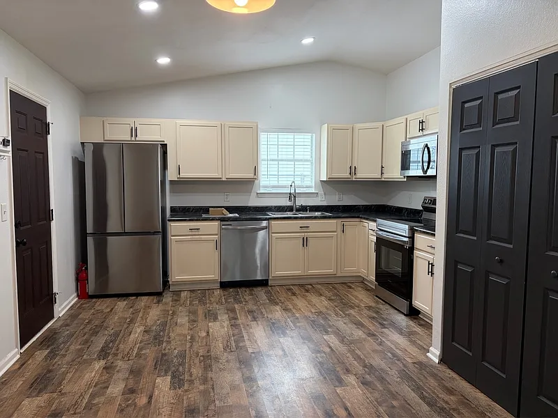 3 bed, 2.0 bath, 1248 sqft, $2,350 — Photo 1