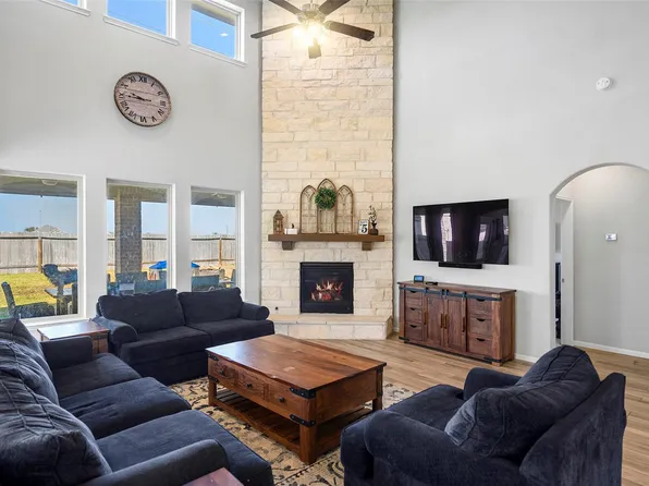11723 Oakwood Dr, Mont Belvieu, TX 77535