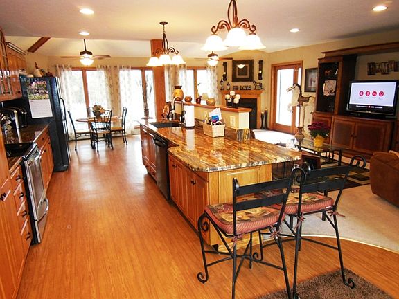 3rd image of 2 Woodland Hollow Dr