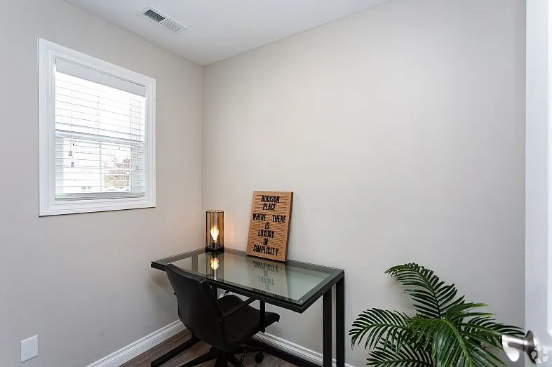 Addison Place — Photo 4
