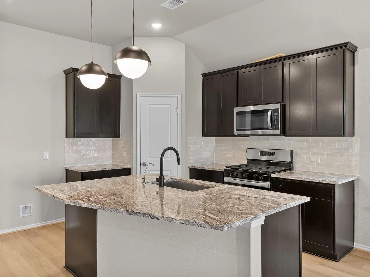 3 bed, 2.0 bath, 1600 sqft, $2,600 — Photo 3