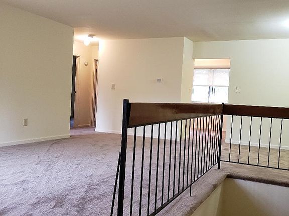 3rd image of 606 Knollwood Dr