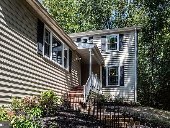 4th image of 18327 White Pine Dr