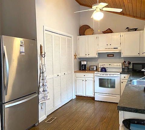 4th image of 215 Oakwood St