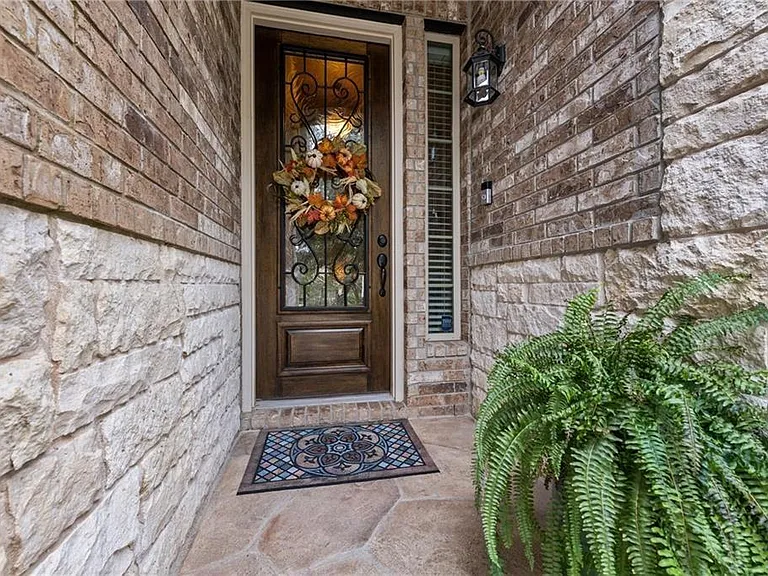 115 Driftwood Dr — Photo 2