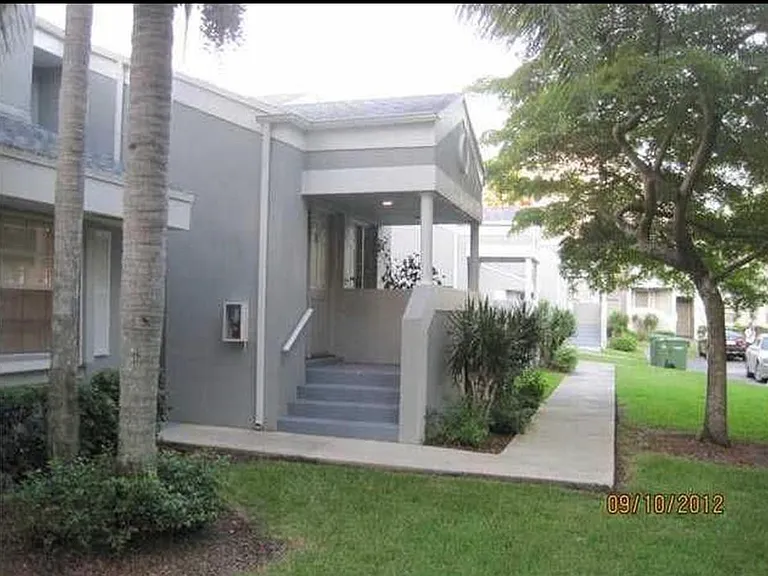 2010 SE 27th Dr #203 — Photo 3