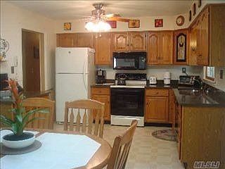 3rd image of 61 Robinson Ave