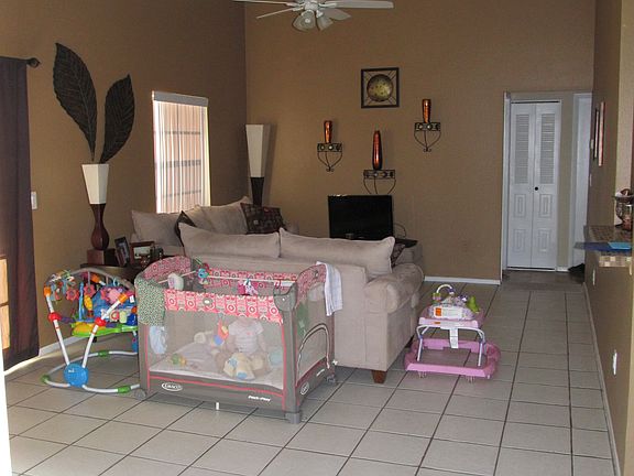 Living area w/vaulted ceiling